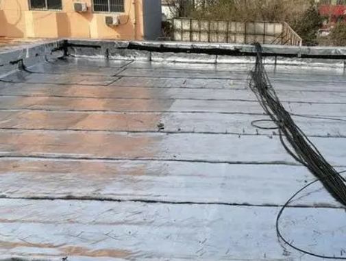 天门卫生间漏水维修公司分享下天门屋面楼顶防水刚性防水层施工要点。